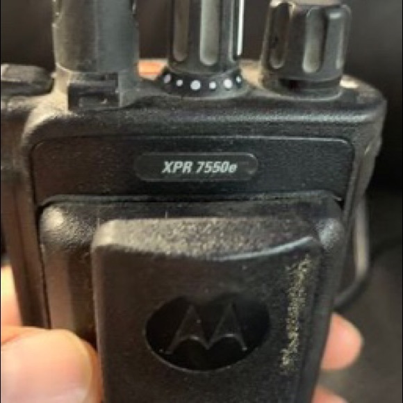Motorola xpr7550e radio (uhf) - Picture 2 of 3
